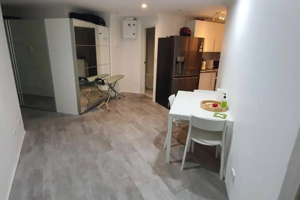 Dana-Spacious Private Room In Shared 2-Bedroom Apartment-1 Canberra
